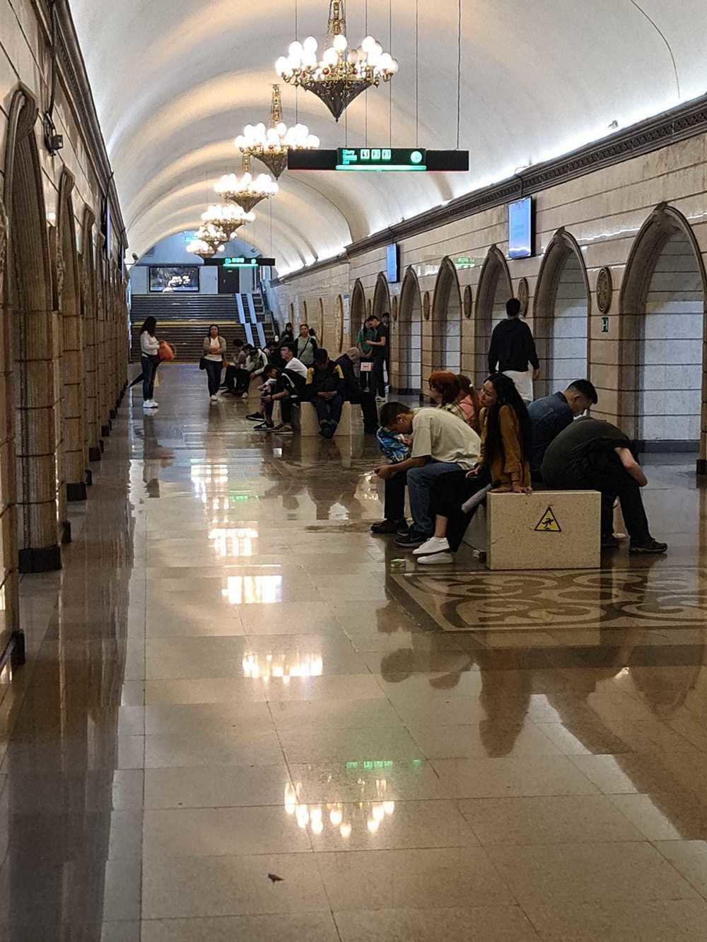 Алматы метросының жолаушылары станциялар арасында пойызда қалып қойды