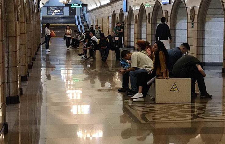 Алматы метросының жолаушылары станциялар арасында пойызда қалып қойды