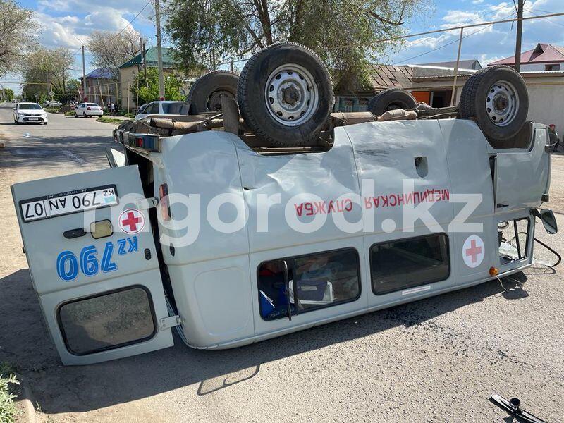 В Уральске в результате ДТП перевернулась машина скорой помощи