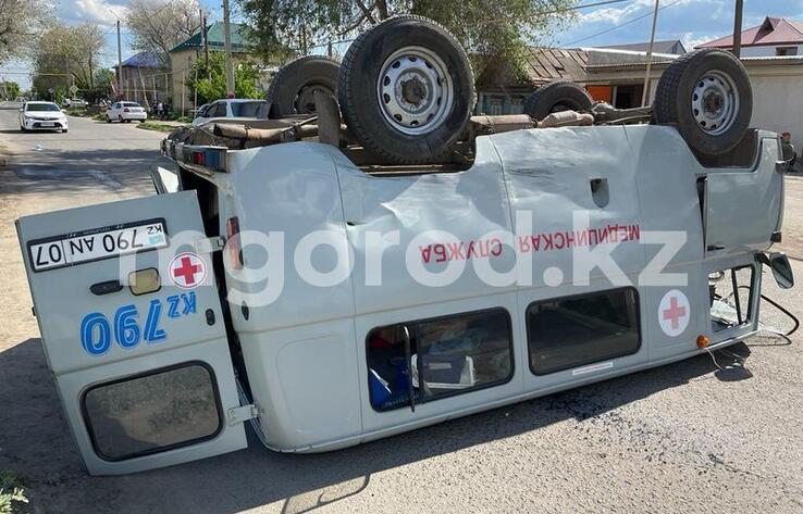 В Уральске в результате ДТП перевернулась машина скорой помощи