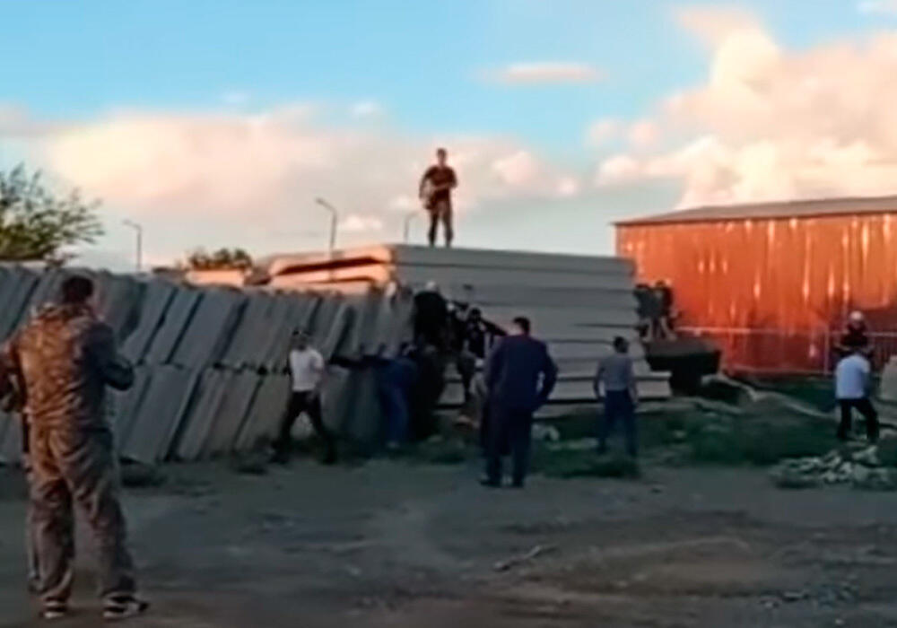 В ВКО ребенок застрял между бетонных плит