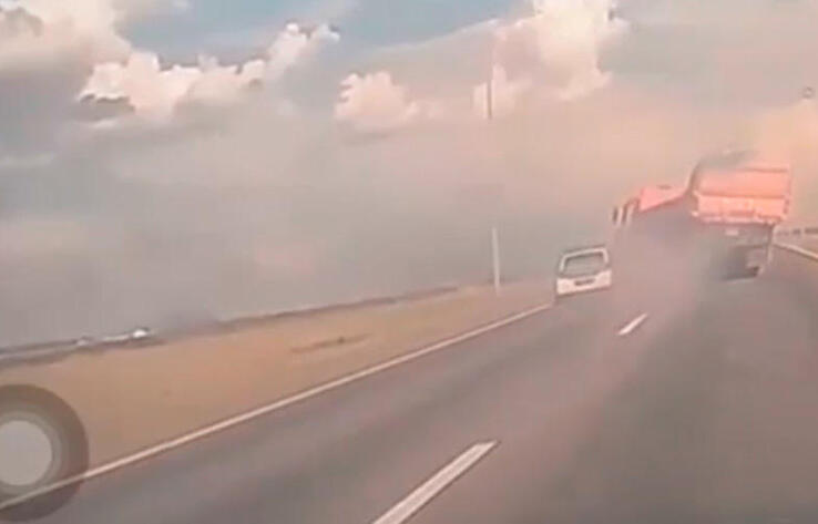 Нұр-Сұлтанда КамАЗ жүргізушісі полиция көлігін қағып, полиция қызметкерлеріне шабуыл жасады