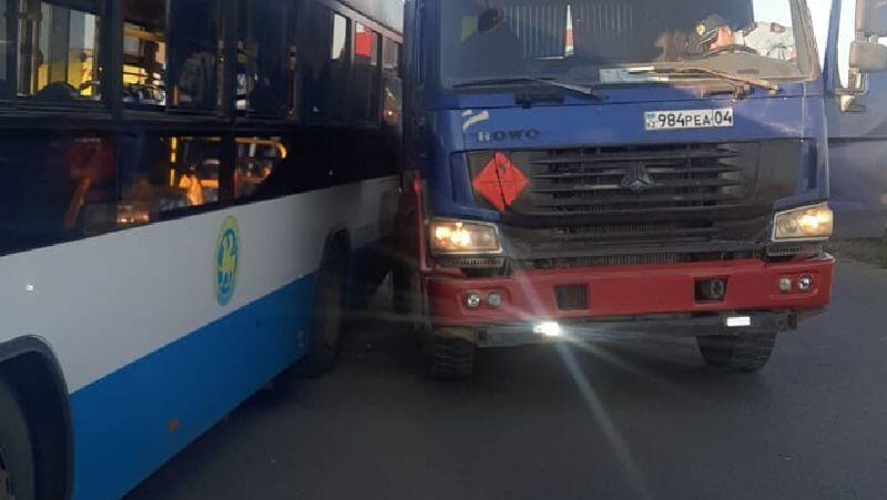 ДТП с участием двух пассажирских автобусов и грузовика произошло в Актюбинской области. Фото: ДП Актюбинской области