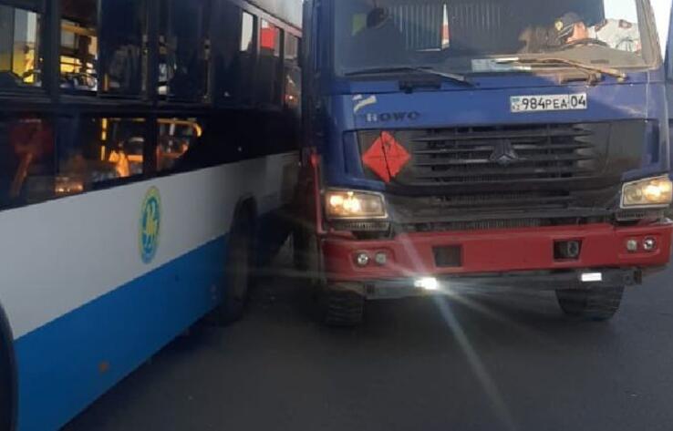ДТП с участием двух пассажирских автобусов и грузовика произошло в Актюбинской области