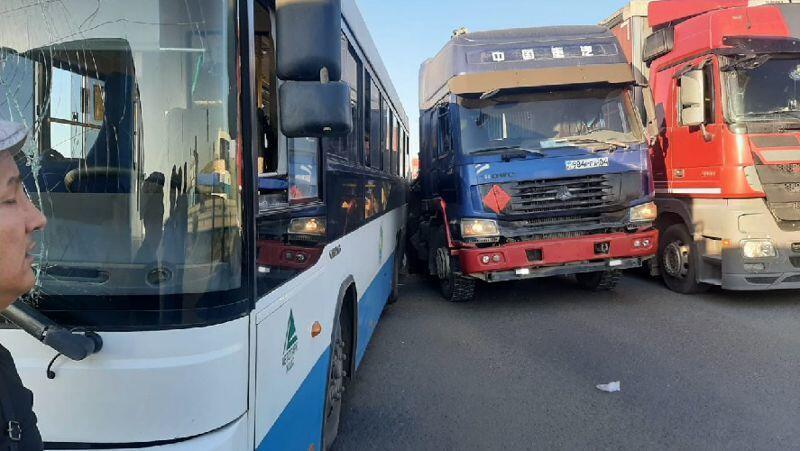 ДТП с участием двух пассажирских автобусов и грузовика произошло в Актюбинской области. Фото: ДП Актюбинской области