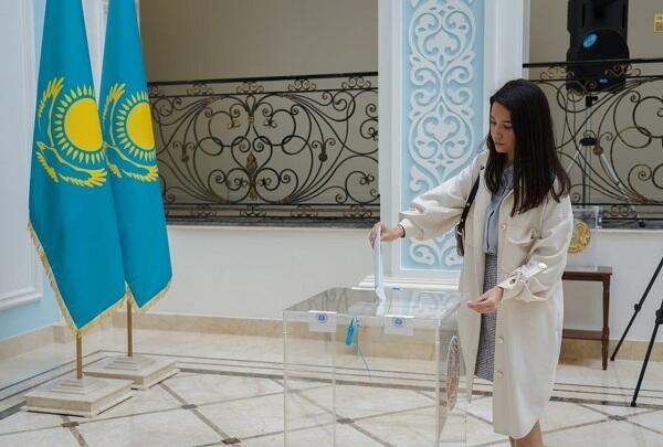 В России казахстанцы голосуют на референдуме по поправкам в Конституцию РК