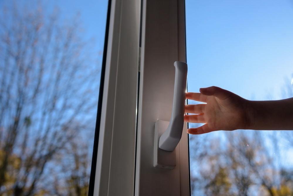 В Атырау полицейские спасли двухлетнего ребенка