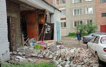 В Усть-Каменогорске в одной из 9-этажек обрушился вход в подъезд