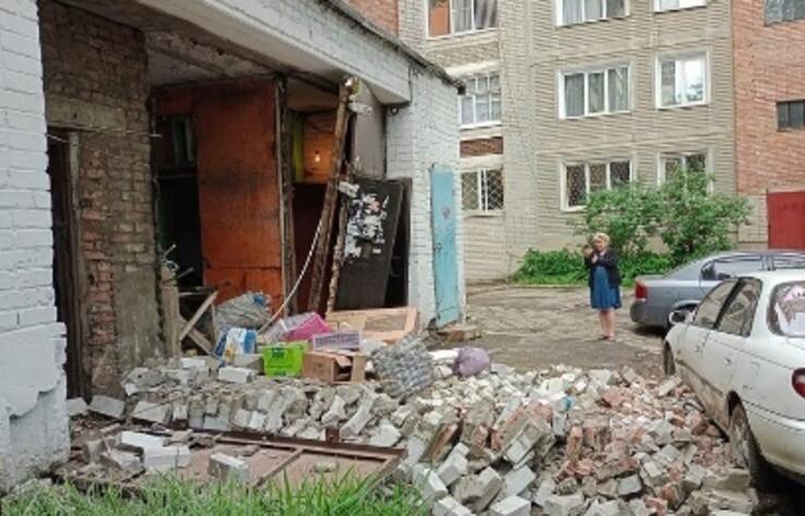 В Усть-Каменогорске в одной из 9-этажек обрушился вход в подъезд
