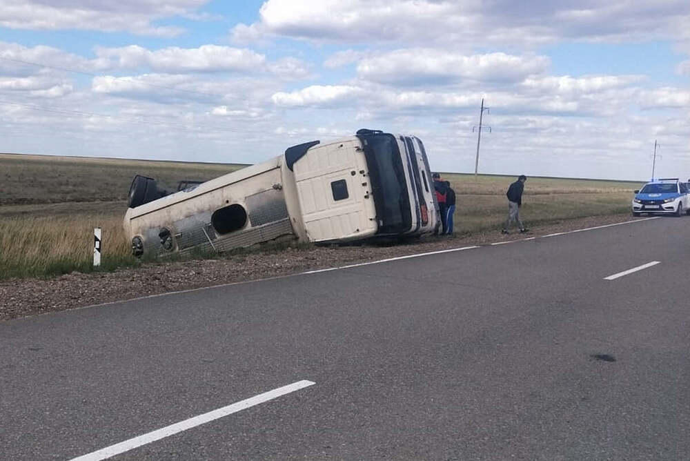 На трассе в СКО перевернулся бензовоз с 36 тоннами топлива
