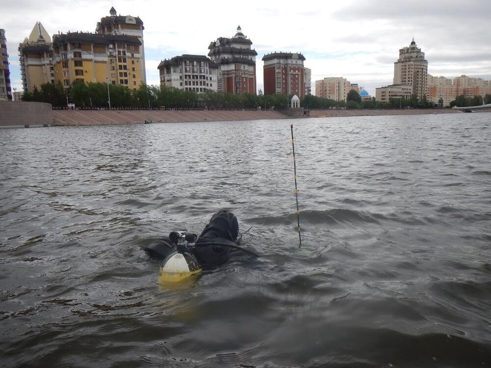В Нур-Султане водолазы обнаружили в реке Есиль шины и фрагменты мебели. Фото: акимат Нур-Султана