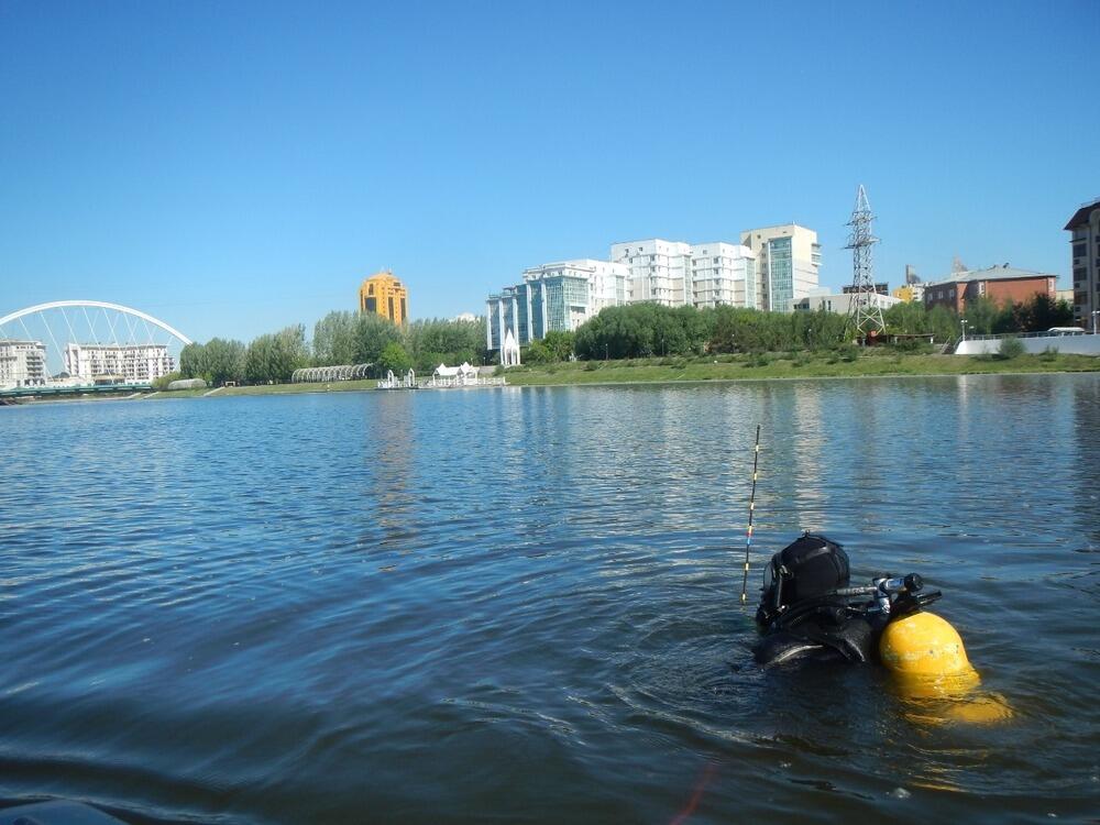 В Нур-Султане водолазы обнаружили в реке Есиль шины и фрагменты мебели. Фото: акимат Нур-Султана