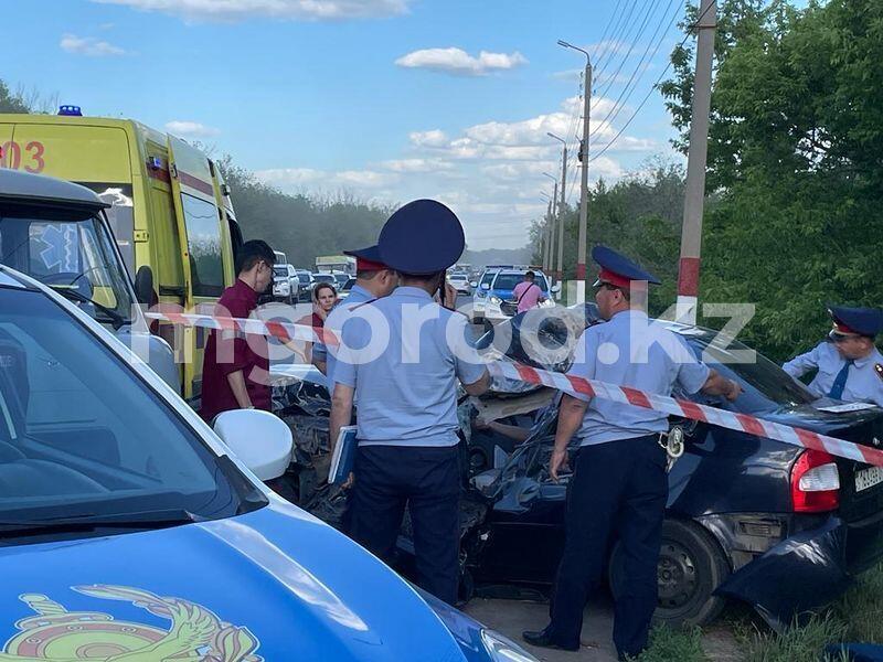 В Уральске при столкновении автобуса с легковушкой погиб человек