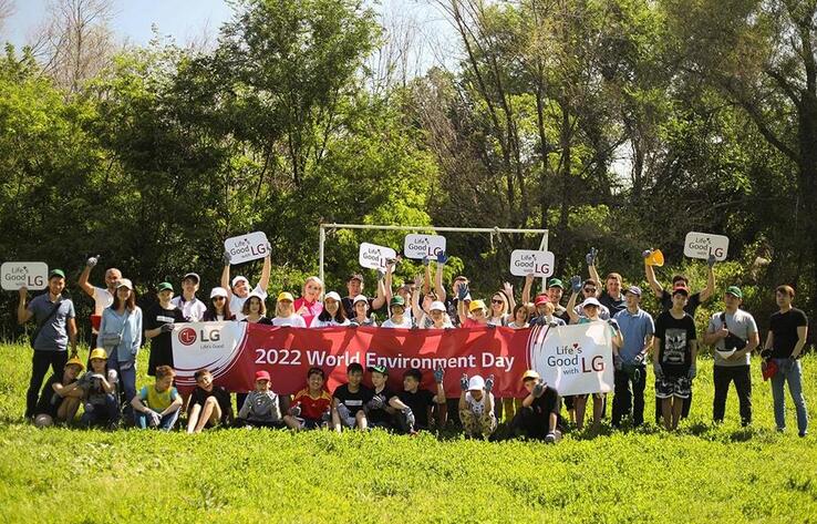 Сотрудники компании LG посадили 50 фруктовых деревьев вместе с воспитанниками Алматинского областного детского дома №1