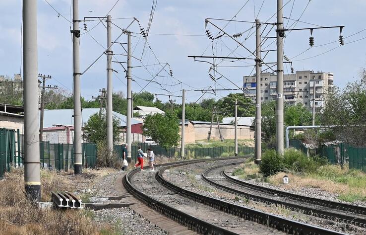 Мужчина погиб под колесами поезда в Алматы