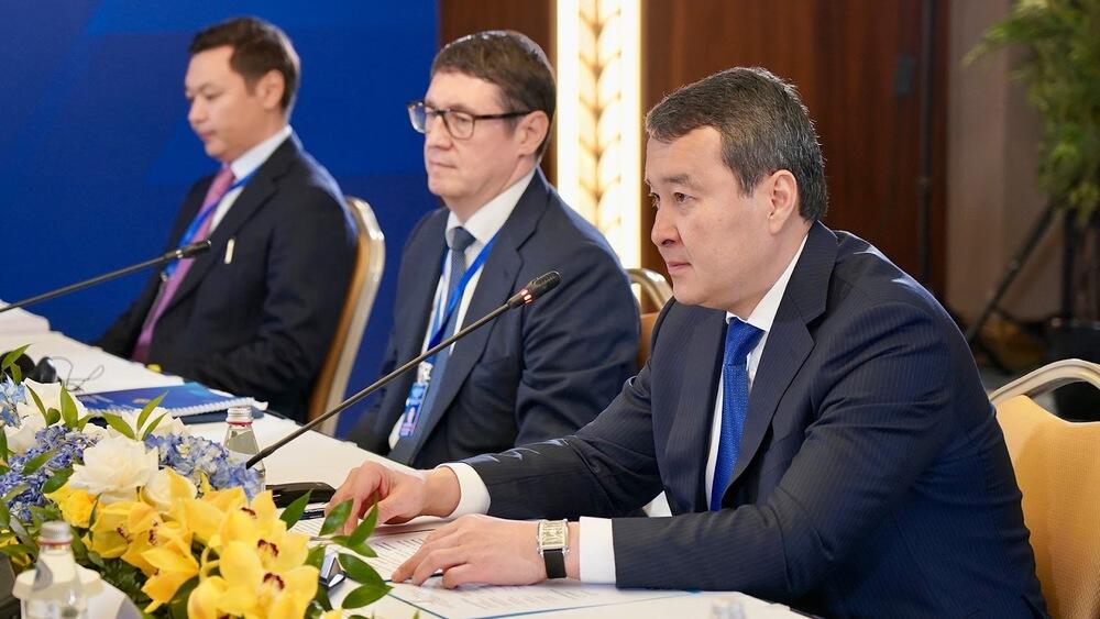 Смаилов обсудил планы по выходу Казахстана на мировые рынки капитала с президентом J.P. Morgan