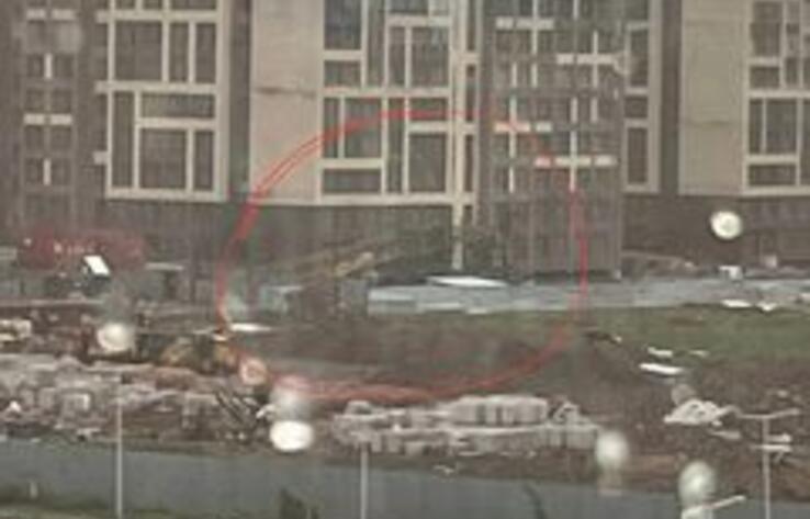 В Нур-Султане упал башенный кран