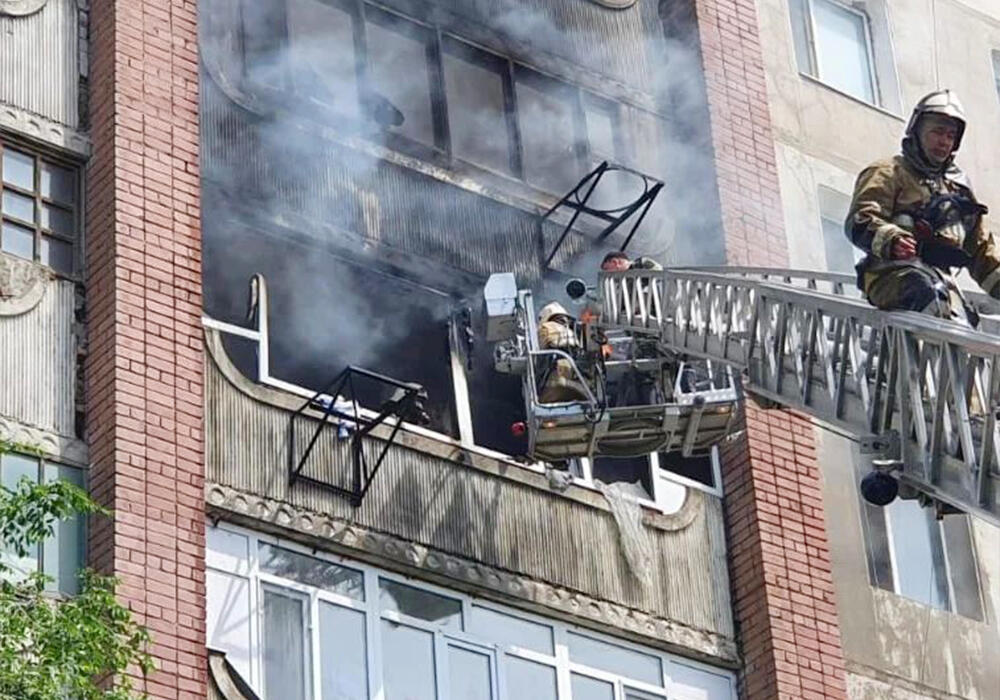 В Семее пожарные спасли 16 детей во время пожара в многоэтажке. Фото: instagram/shygysqaz_tjd