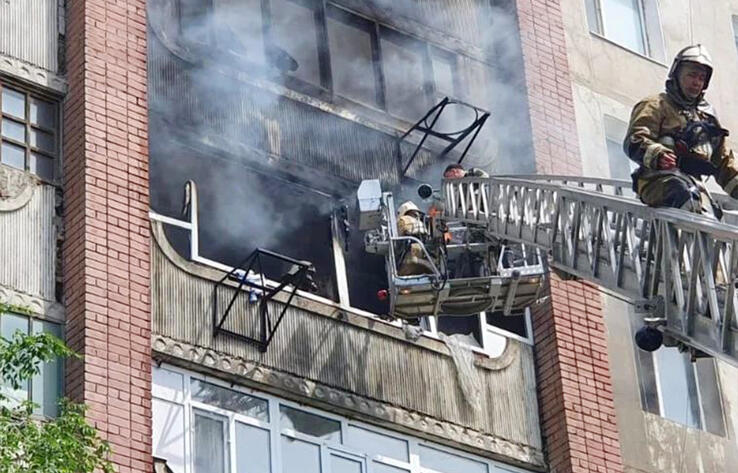 В Семее пожарные спасли 16 детей во время пожара в многоэтажке