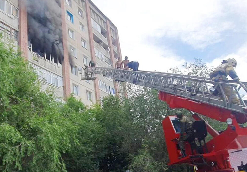 В Семее пожарные спасли 16 детей во время пожара в многоэтажке. Фото: instagram/shygysqaz_tjd