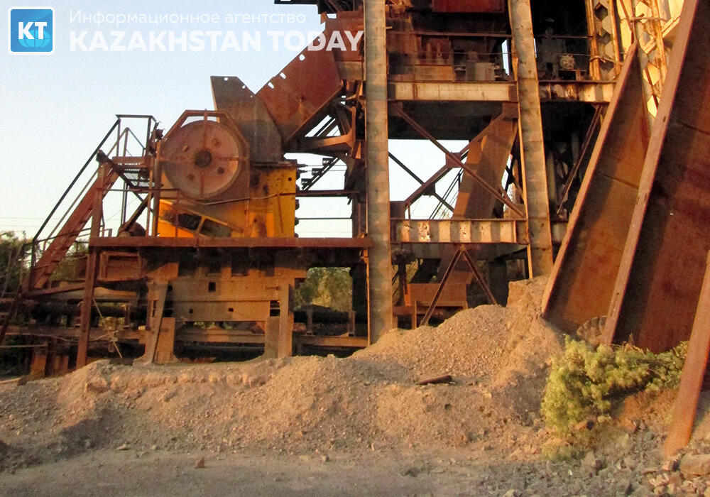 В Алматы по требованию акима закрыли незаконный карьер