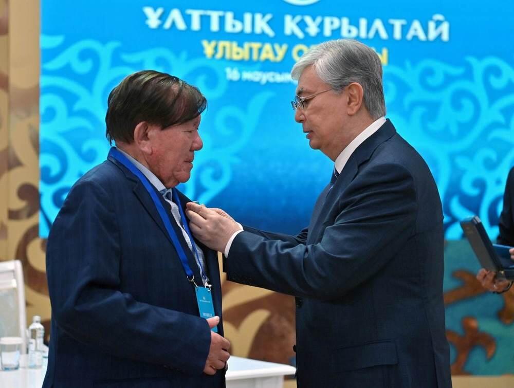 Токаев присвоил Шаханову звание "Казакстаннын Енбек Ері" 