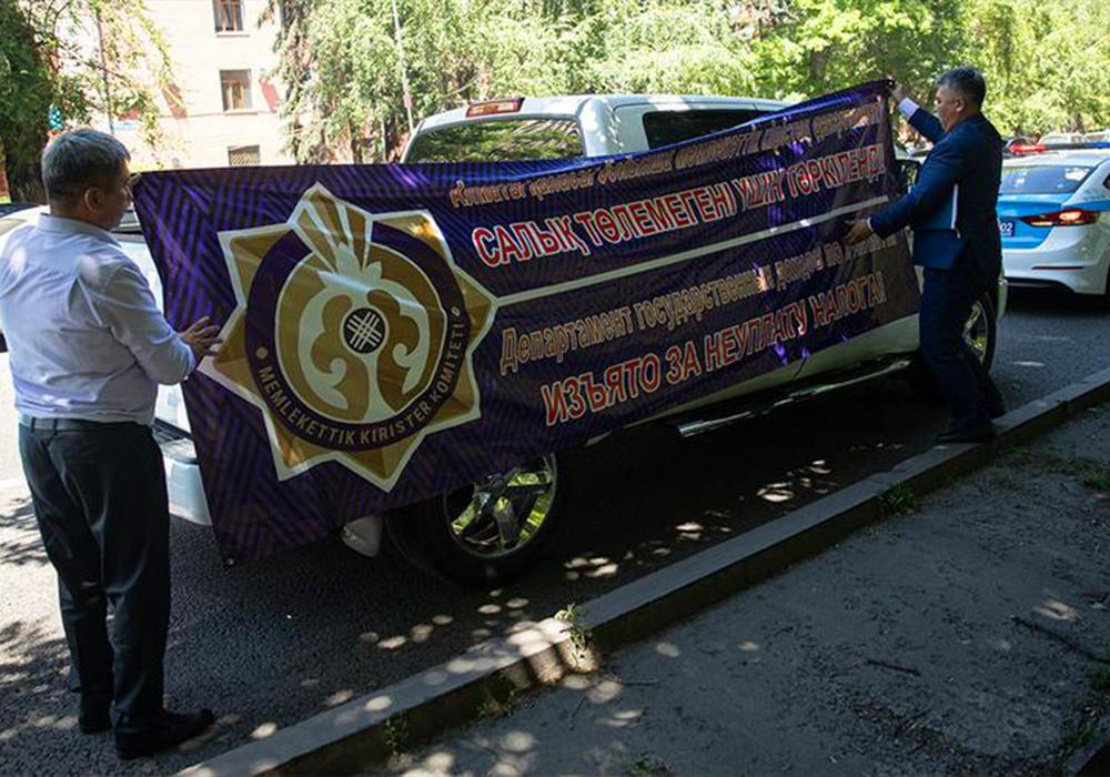 Алматыда салық бойынша борышкерлерден автокөліктерін ала бастады