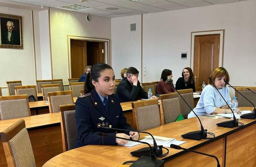Казахстанская девушка-полицейский спасла ребенка в Москве. Фото: Polisia.kz