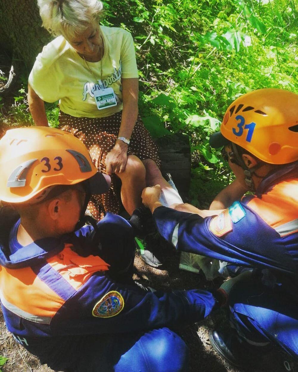 В горах близ Алматы спасатели помогли пожилой женщине, вывихнувшей ногу