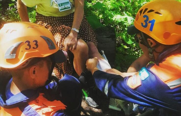 В горах близ Алматы спасатели помогли пожилой женщине, вывихнувшей ногу