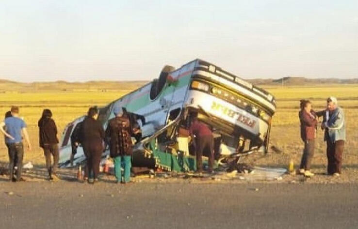 Авария в Абайской области: перевернулся автобус с пассажирами
