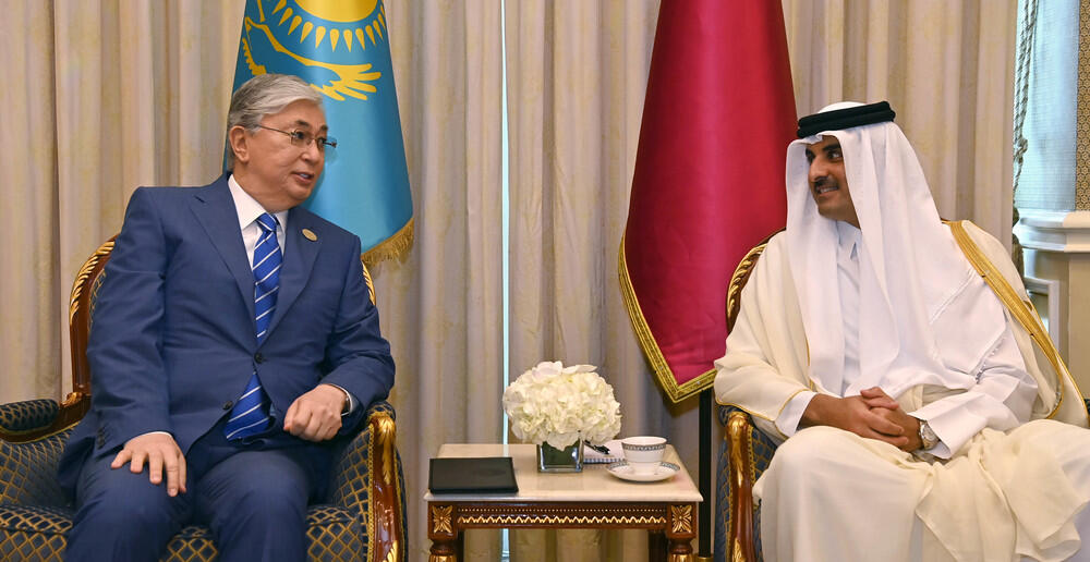 Президент РК провел встречу с эмиром Катара