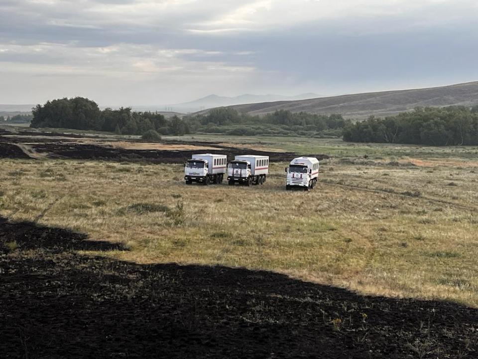 В Карагандинской области степной пожар тушат при помощи вертолетов. Фото: ДЧС Карагандинской области 