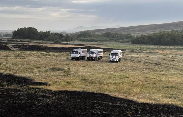 В Карагандинской области степной пожар тушат при помощи вертолетов