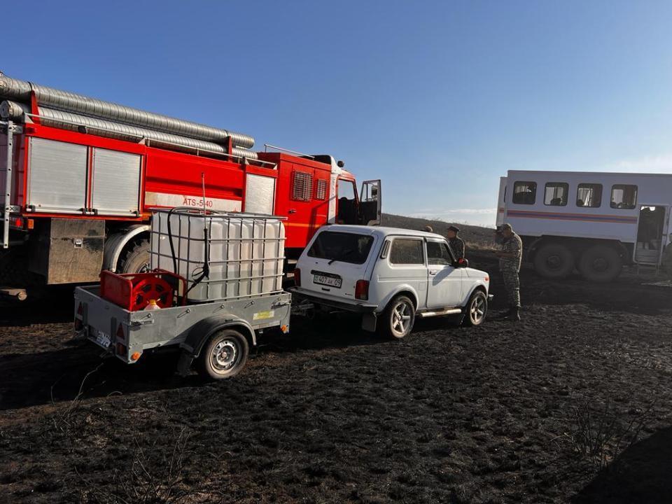В Карагандинской области степной пожар тушат при помощи вертолетов. Фото: ДЧС Карагандинской области 