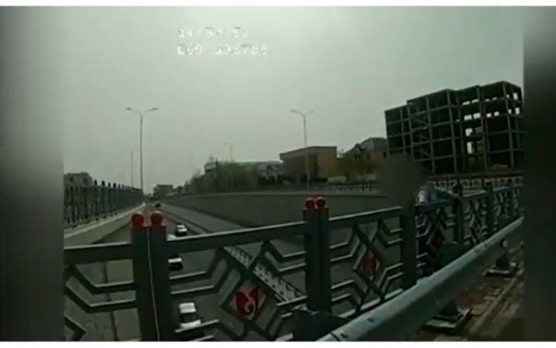 В Шымкенте мужчина забрался на мост-развязку и пытался прыгнуть под колеса авто