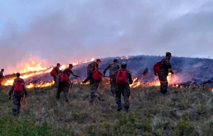 Сильный пожар тушат в Карагандинской области 