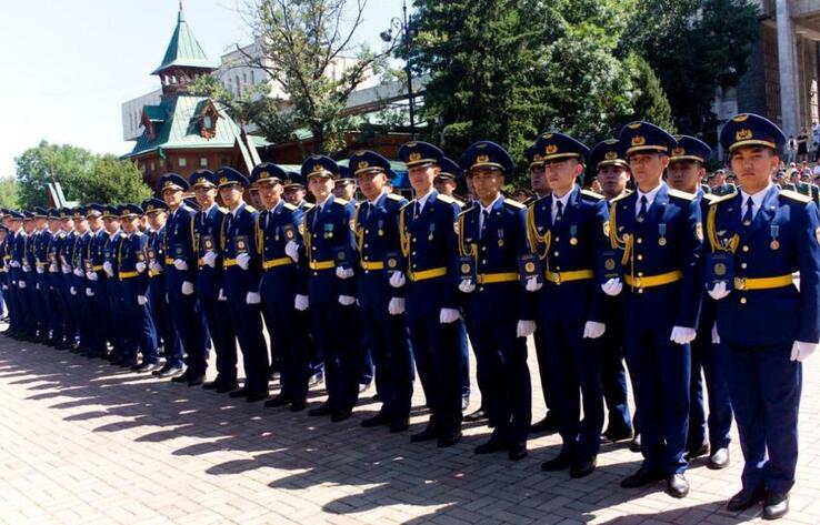 Выпуск более трехсот офицеров и сержантов состоялся сегодня в Казахстане