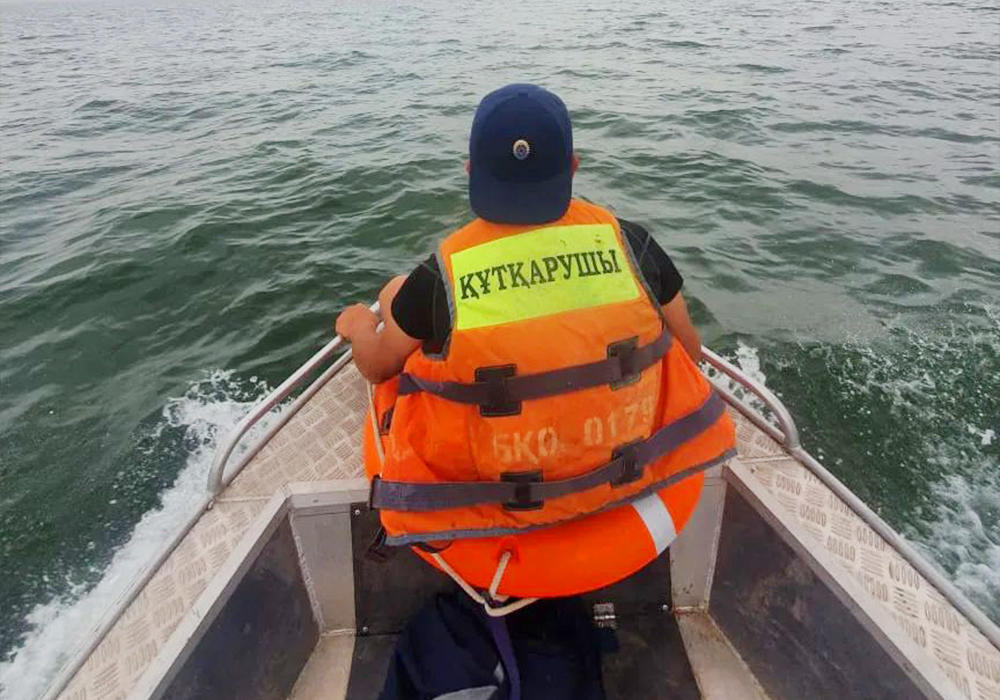 Тело пропавшего на озере Шалкар мальчика нашли спасатели