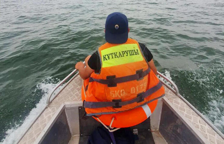 Тело пропавшего на озере Шалкар мальчика нашли спасатели