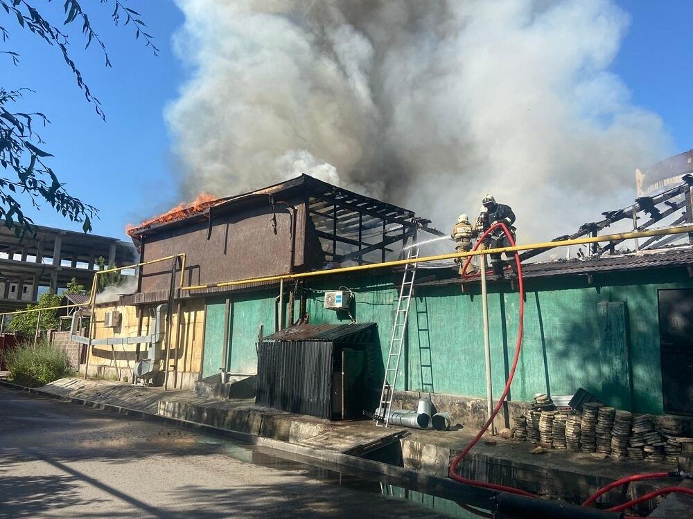 Пожарные предотвратили угрозу взрыва при пожаре кафе в Алматы