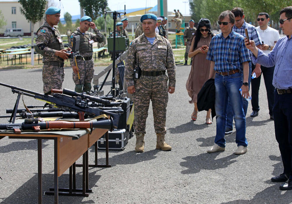 Министр обороны поздравил журналистов с профессиональным праздником. Фото: МО РК