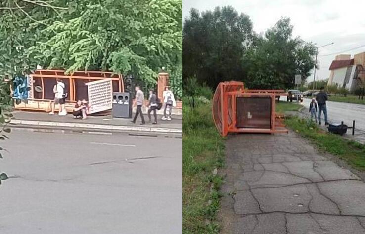 В Усть-Каменогорске в результате падения остановочных павильонов пострадали дети