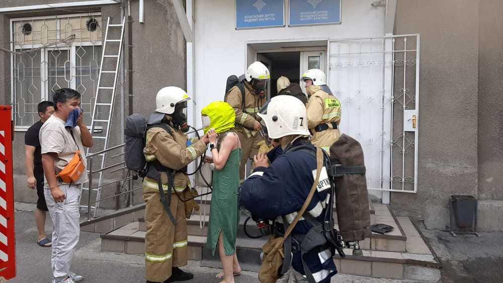 Люди оказались заблокированными во время пожара в караоке-баре в Алматы . Фото: ДЧС Алматы