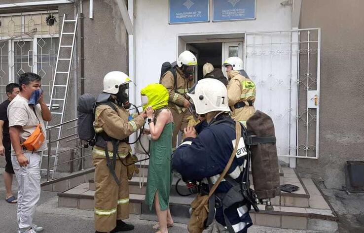 Люди оказались заблокированными во время пожара в караоке-баре в Алматы 