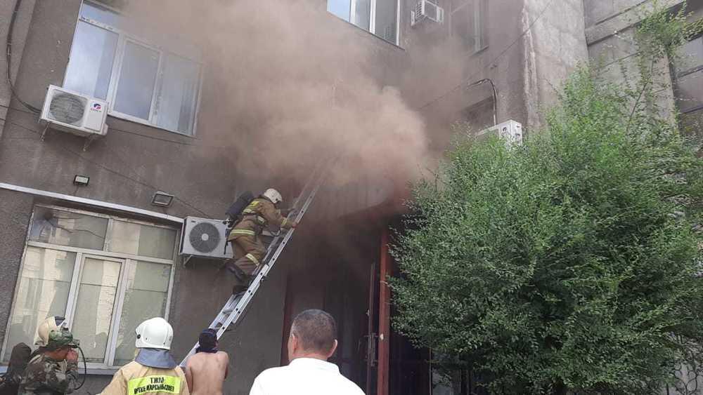 Люди оказались заблокированными во время пожара в караоке-баре в Алматы . Фото: ДЧС Алматы