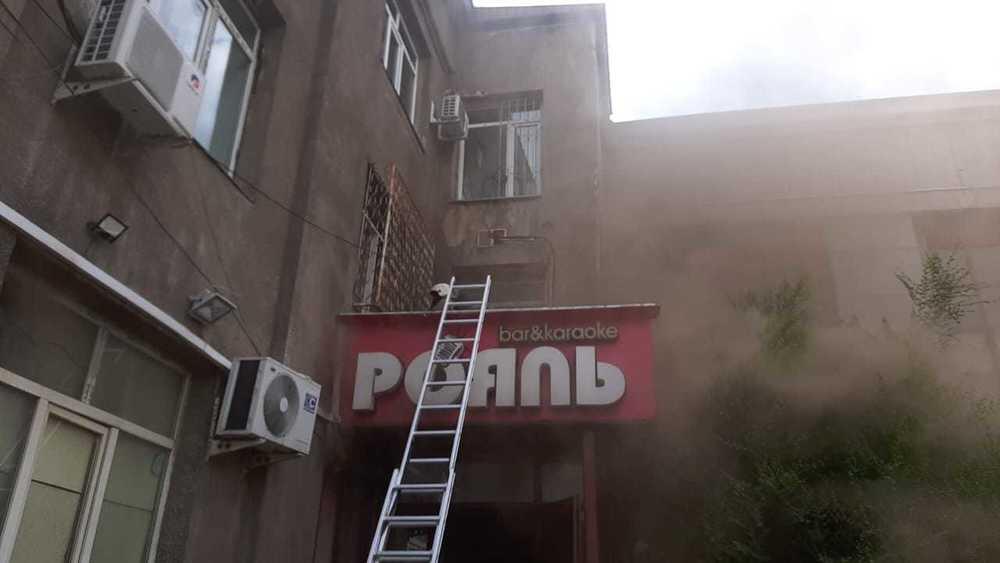 Люди оказались заблокированными во время пожара в караоке-баре в Алматы . Фото: ДЧС Алматы