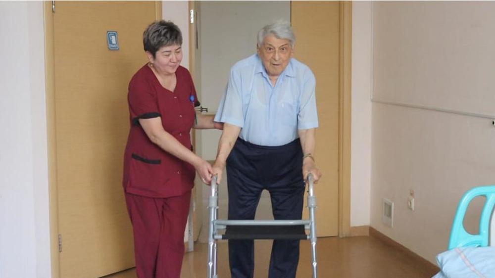 Врачи в третий раз заменили 92-летниему алматинцу тазобедренный сустав