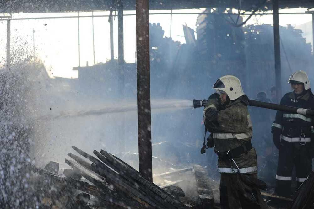 В Алматы на строительном рынке произошел пожар. Фото: ДЧС Алматы 