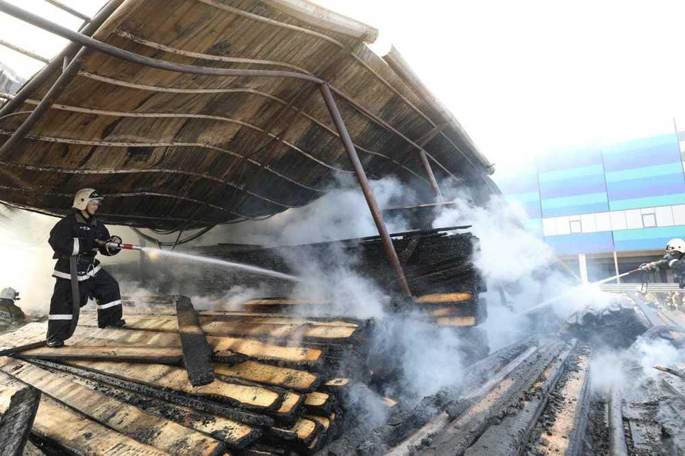 В Алматы на строительном рынке произошел пожар. Фото: ДЧС Алматы 